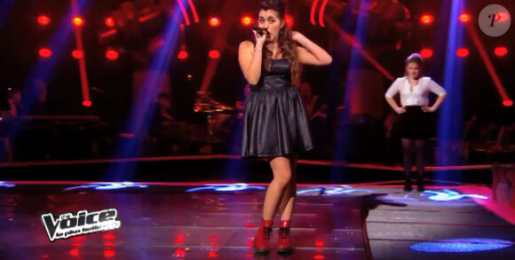 Marina d'Amico joue les séductrices lors de l'ultime épreuve de The Voice 3 sur TF1 le samedi 29 mars 2014