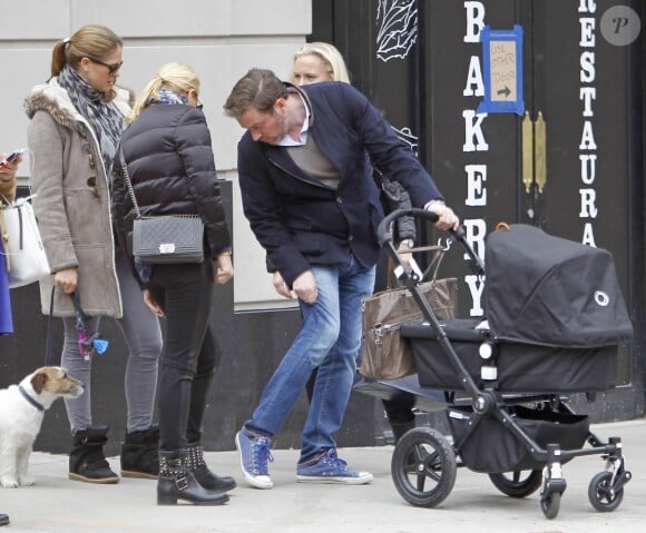 La princesse Madeleine de Suède, Chris O'Neill et leur fille Leonore et des amies se promènent à Central Park le 22 mars 2014 à New York : un petit souci avec sa chaussure Chris ?