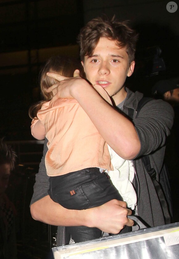 Brooklyn et sa petite soeur Harper Beckham arrivent à Los Angeles, avec leur mère Victoria. Le 28 mars 2014.