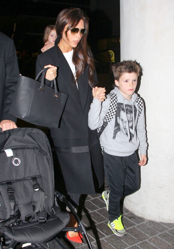 Victoria Beckham arrive à l'aéroport de Los Angeles avec ses enfants Brooklyn et Harper. Los Angeles, le 28 mars 2014.