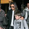 Victoria Beckham arrive à l'aéroport de Los Angeles avec son fils Cruz. Los Angeles, le 28 mars 2014.