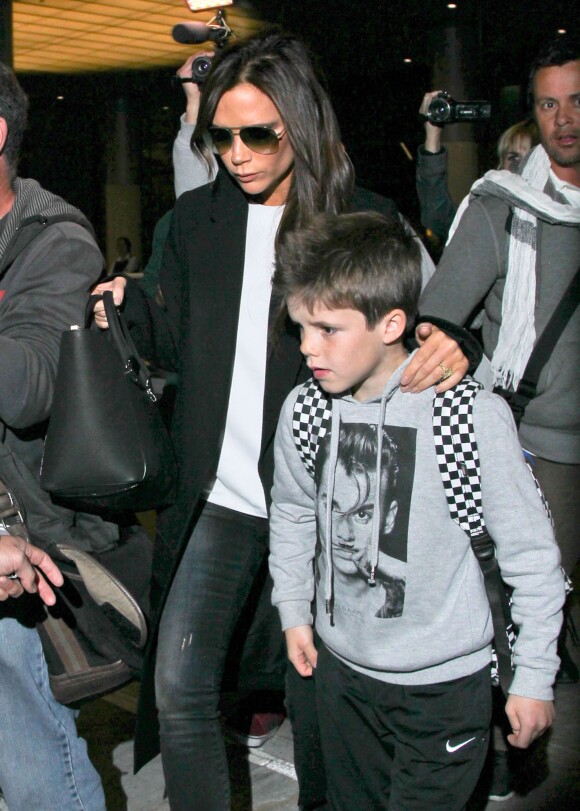 Victoria Beckham arrive à l'aéroport de Los Angeles avec son fils Cruz. Los Angeles, le 28 mars 2014.