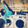 Hilaria Baldwin, yogi acharnée, n'en finit pas de prendre la pose en toutes circonstances. New York, le 28 mars 2014.