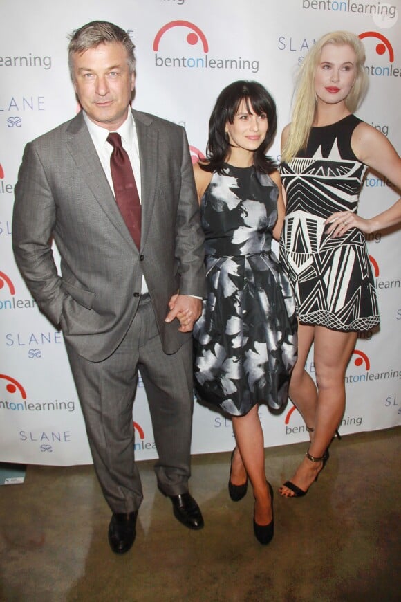 Alec Baldwin avec sa femme Hilaria Baldwin et sa fille Ireland Baldwin à New York, le 29 janvier 2014.
