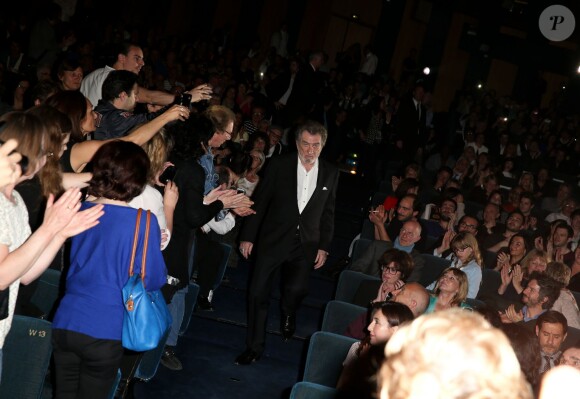 Eddy Mitchell arrive dans la salle à l'avant-première du film Salaud on t'aime à l'UGC Normandie sur les Champs-Elysées à Paris le 31 mars 2014.