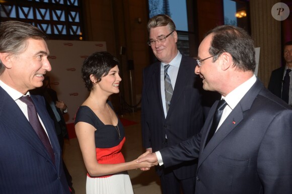 Audrey Tatou rencontre François Hollande au dîner en l'honneur d'UNITAID au Conseil économique, social et environnemental à Paris, le 1er avril 2014.