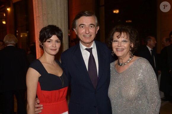 Audrey Tautou, Philippe Douste-Blazy et Claudia Cardinale au dîner en l'honneur d'UNITAID au Conseil économique, social et environnemental à Paris, le 1er avril 2014.
