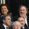Gérard Depardieu et une amie assistent au match entre le PSG et Chelsea au Parc des Princes à Paris le 2 avril 2014.