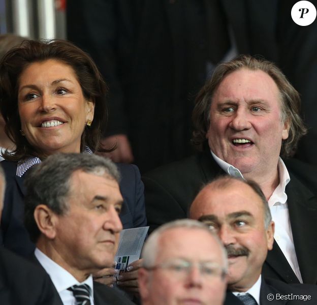 Gérard Depardieu et une amie assistent au match entre le PSG et Chelsea au Parc des Princes à Paris le 2 avril 2014.