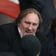 Gérard Depardieu et Jamel Debbouze se saluent amicalement pendant le match de Ligue des Champions entre le PSG et Chelsea au Parc des Princes à Paris le 2 avril 2014.