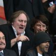 Gérard Depardieu et Jamel Debbouze se saluent amicalement pendant le match de Ligue des Champions entre le PSG et Chelsea au Parc des Princes à Paris le 2 avril 2014.