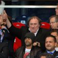Jamel Debouzze et Gérard Depardieu pendant le match de Ligue des Champions entre le PSG et Chelsea au Parc des Princes à Paris le 2 avril 2014.
