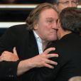 Gérard Depardieu et Nicolas Sarkozy s'embrassent pendant le match de Ligue des Champions entre le PSG et Chelsea au Parc des Princes à Paris le 2 avril 2014.