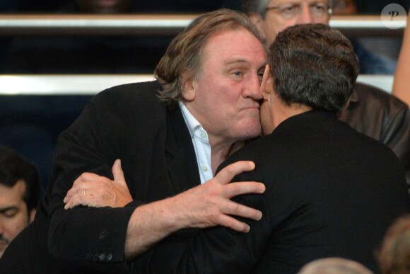 Gérard Depardieu et Nicolas Sarkozy s'embrassent pendant le match de Ligue des Champions entre le PSG et Chelsea au Parc des Princes à Paris le 2 avril 2014.