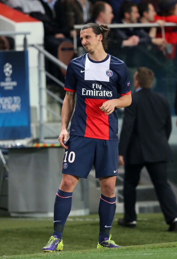 Zlatan Ibrahimovic sort à la 67e minute, blessé à la cuisse droite pendant le match de Ligue des Champions entre le PSG et Chelsea au Parc des Princes à Paris le 2 avril 2014.