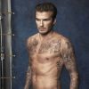 David Beckham pose en slip et short de bain pour David Beckham Bodywear, sa ligne de sous-vêtements et de basiques pour H&M.