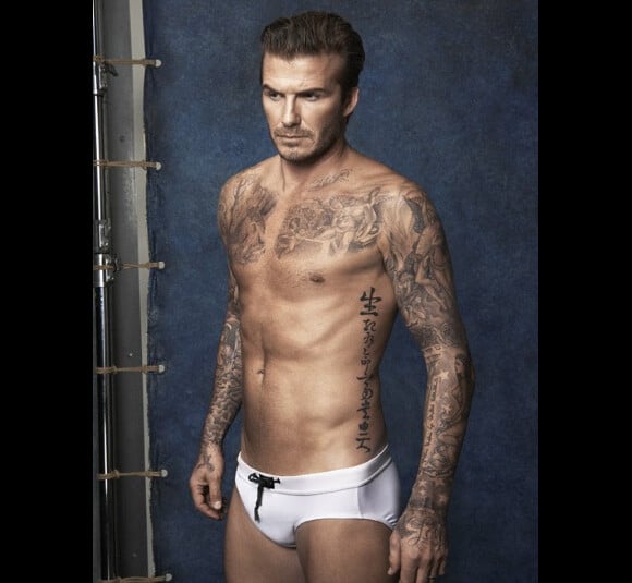 David Beckham pose en slip et short de bain pour David Beckham Bodywear, sa ligne de sous-vêtements et de basiques pour H&M.
