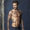 David Beckham pose en short de bain pour David Beckham Bodywear, sa ligne de sous-vêtements et de basiques pour H&M.