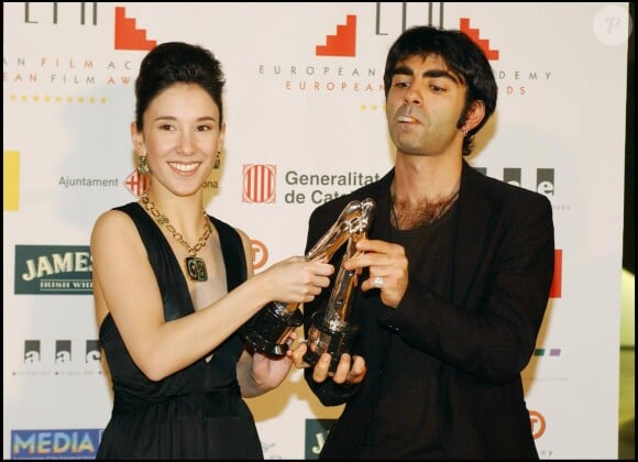 Sibel Kekilli et le réasateur Fatih Akin, tous les deux récompensés pour "Head-On" aux European Film Academy Awards, à Barcelonne le 11 décembre 2004.