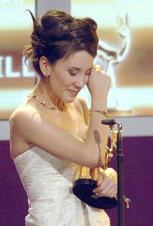 Sibel Kekilli, émue aux larmes, reçoit le trophée de la révélation de l'année pour "Head-On" aux Bambi Awards à Hambourg, le 18 novembre 2004.