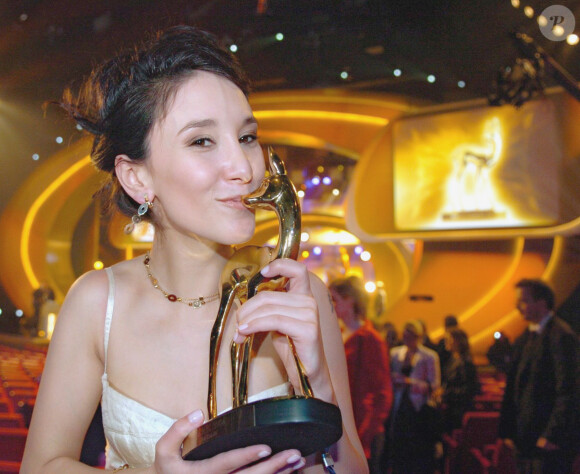 Sibel Kekilli reçoit le trophée de la révélation de l'année pour "Head-On" aux Bambi Awards à Hambourg, le 18 novembre 2004.