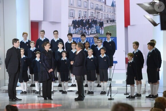 Le père Charles Troesch et les Petits Chanteurs a la Croix de Bois participent à l'enregistrement de l'émission Vivement Dimanche à Paris le 2 avril 2014. Diffusion prévue le 6 avril 2014 sur France 2.