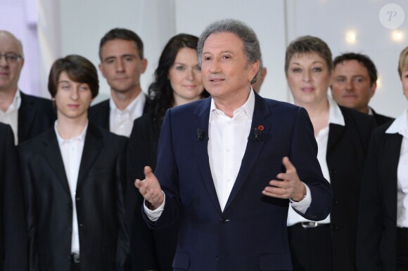 Michel Drucker participe à l'enregistrement de l'émission Vivement Dimanche à Paris le 2 avril 2014. Diffusion prévue le 6 avril 2014 sur France 2.