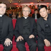 Les Prêtres : Douce parenthèse sur canapé rouge avec Pascal Obispo et Grégoire