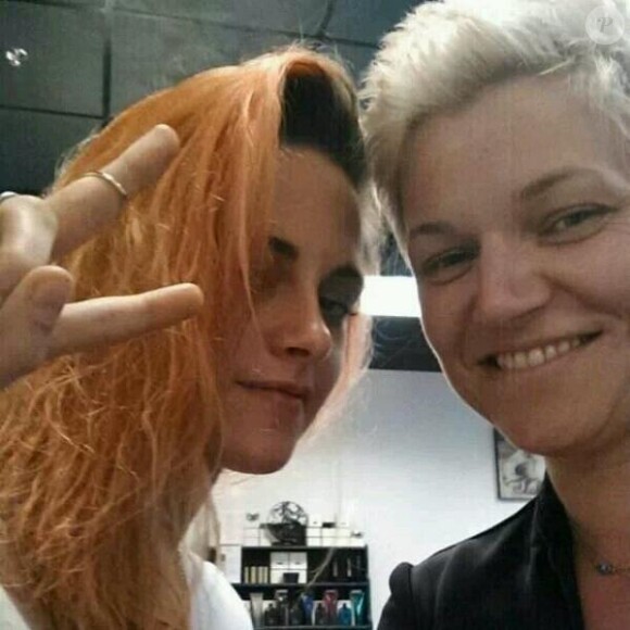 "Nouvelle couleur de cheveux ! La Nouvelle-Orléans prépare-toi pour quelque chose de dingue." Kristen Stewart est pour le moins enthousiaste pas sa nouvelle couleur, avril 2014. 