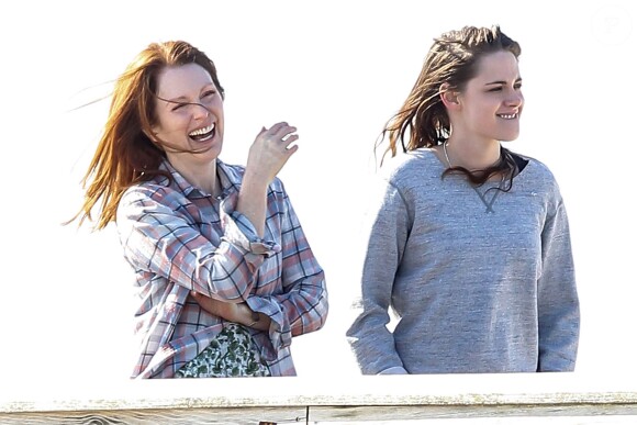 Les actrices Kristen Stewart et Julianne Moore sur le tournage du film "Still Alice" à New York, le 21 mars 2014.