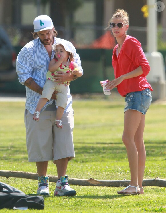Kevin Federline, accompagné de sa petite amie Victoria Prince et de leur fille Jordan, va regarder ses fils Sean et Jayden jouer au football à Woodland Hills, le 7 avril 2013.