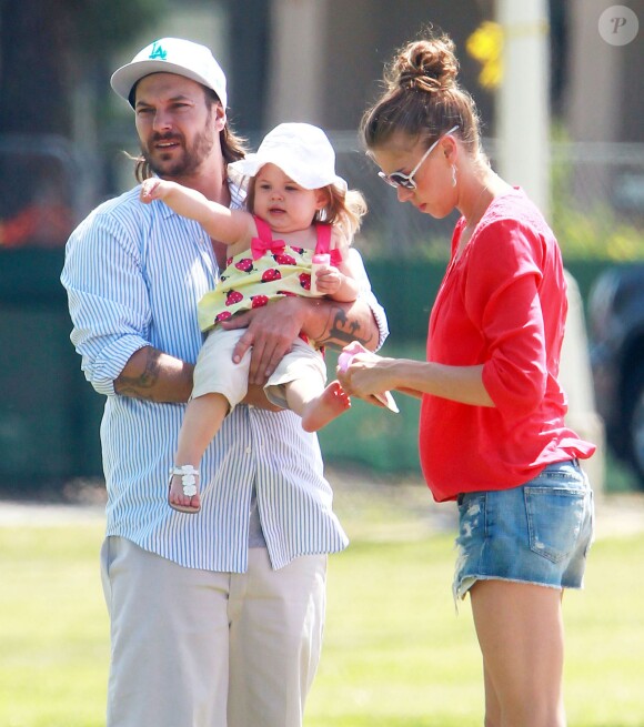 Kevin Federline, accompagné de sa petite amie Victoria Prince et de leur fille Jordan, va regarder ses fils Sean et Jayden jouer au football à Woodland Hills, le 7 avril 2013.