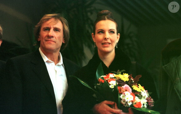 15e Midem à Cannes avec Gérard Depardieu15EME MIDEM 1997 CANNES "CAROLE BOUQUET" "GERARD DEPARDIEU" SOURIANT BOUQUET DE FLEURS "PLAN SERRE"20/01/1997 -