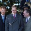 Peter Phillips (à droite) avec ses cousins le prince Harry et le prince William lors de la messe de Noël 2013 à Sandringham