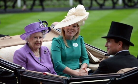 Peter et Autumn Phillips avec la reine Elizabeth II lors du Royal Ascot le 20 juin 2013