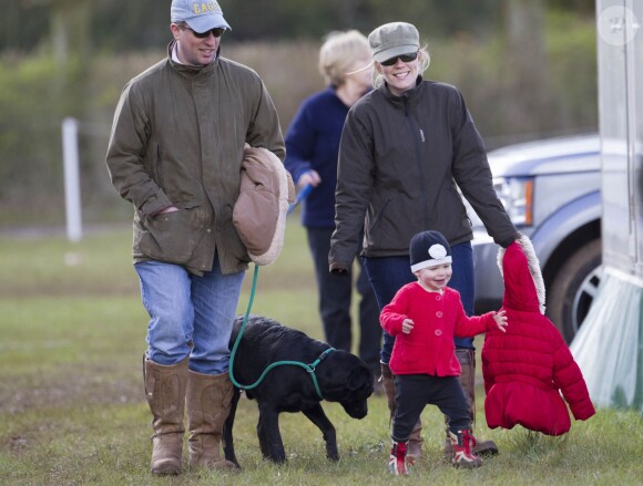 Peter et Autumn Phillips en famille avec leurs filles Savannah et Isla le 23 mars 2014 à Gatcombe Park lors d'un concours hippique.
