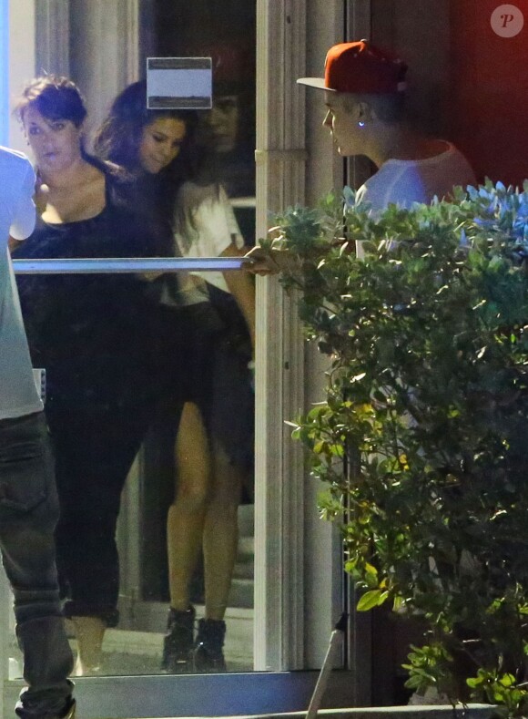 Justin Bieber retrouve Selena Gomez dans les studios Hit Factory en compagnie de la jeune Madison Beer à Miami, le mardi 8 avril 2014.