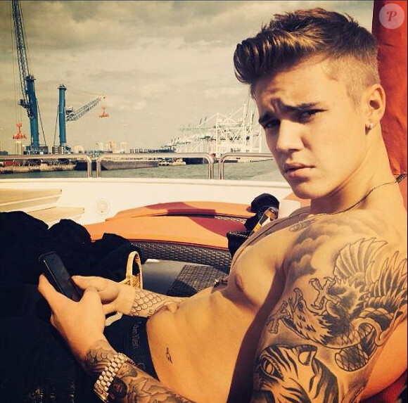 Justin Bieber pose sur son yacht, sur Instagram, le mercredi 9 avril 2014.