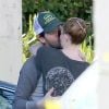 Kate Bosworth embrasse Michael Polish à Los Angeles, le 7 avril 2014.
