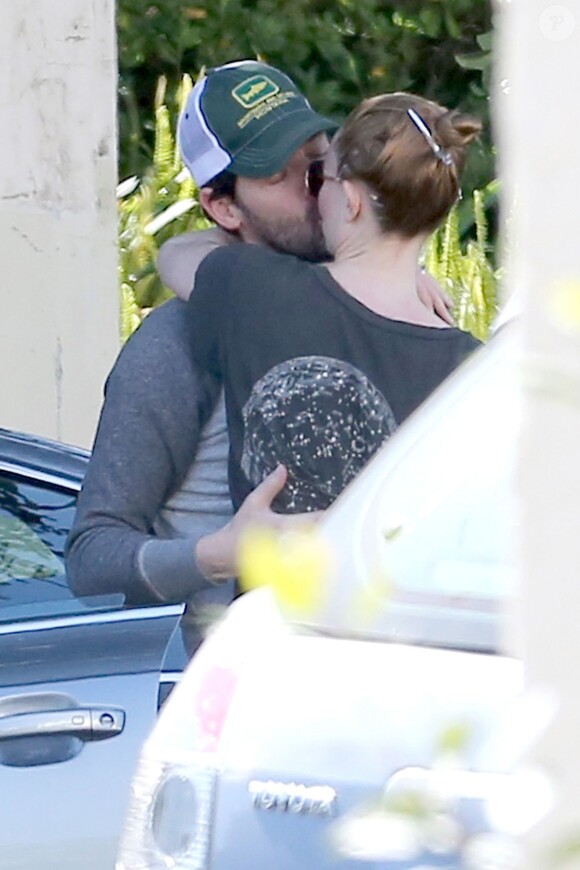 Kate Bosworth embrasse Michael Polish à Los Angeles, le 7 avril 2014.