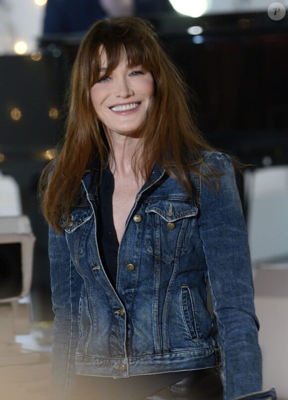 Carla Bruni sur l'enregistrement de l'émission "Vivement Dimanche" à Paris le 19 mars 2014.