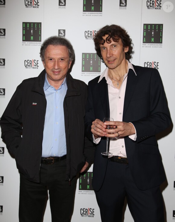 Michel Drucker et Hugues Royer - Lancement du nouveau roman de Hugues Royer 'Est-ce que tu m'entends ?' à l'hôtel Bel-Ami, à Paris, le 10 avril 2014.