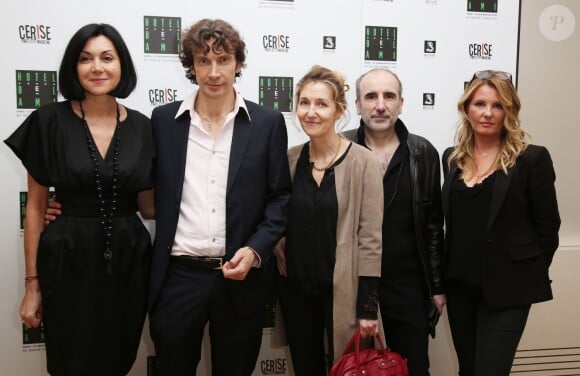 Laurence Guinebretiere, Hugues Royer, Philippe Harel et son épouse Sylvie et Carole Fernandez - Lancement du nouveau roman de Hugues Royer 'Est-ce que tu m'entends ?' à l'hôtel Bel-Ami, à Paris, le 10 avril 2014.