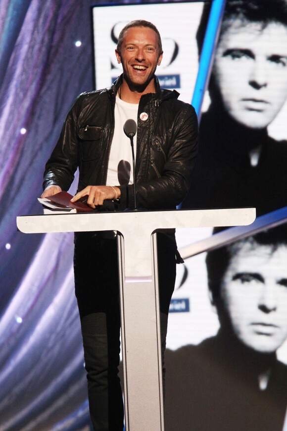 Chris Martin rend hommage à Peter Gabriel au concert d'intronisation au Rock and Roll Hall of Fame, à New York le 10 avril 2014.