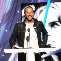 Chris Martin : Bronzé et sans son alliance pour la consécration de Peter Gabriel