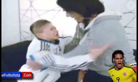 Falcao pleure avec un jeune fan colombien - avril 2014