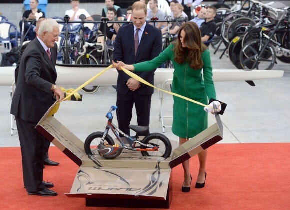 Kate Middleton et le prince William découvrant un vélo pour le prince George lors de leur visite à l'Avantidrome, le vélodrome de Cambridge, le 12 avril 2014, au sixième jour de leur tournée en Nouvelle-Zélande.