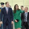Kate Middleton, splendide dans un manteau Erdem vert menthe, et le prince William visitaient l'Avantidrome, le vélodrome de Cambridge, le 12 avril 2014, au sixième jour de leur tournée en Nouvelle-Zélande.