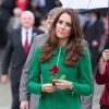 Kate Middleton, une rose à la main et vêtue d'un manteau vert menthe Erdem au memorial de guerre de Cambridge, en Nouvelle-Zélande, le 12 avril 2014, au sixième jour de sa tournée officielle avec le prince William.