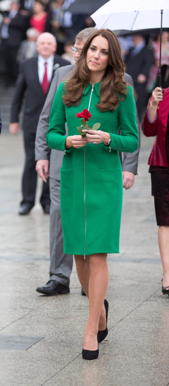 Kate Middleton, une rose à la main et vêtue d'un manteau vert menthe Erdem au memorial de guerre de Cambridge, en Nouvelle-Zélande, le 12 avril 2014, au sixième jour de sa tournée officielle avec le prince William.